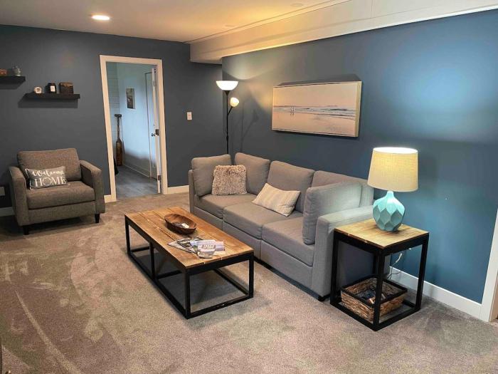 Cozy Private Suite with HOT TUB fire pit and AC!