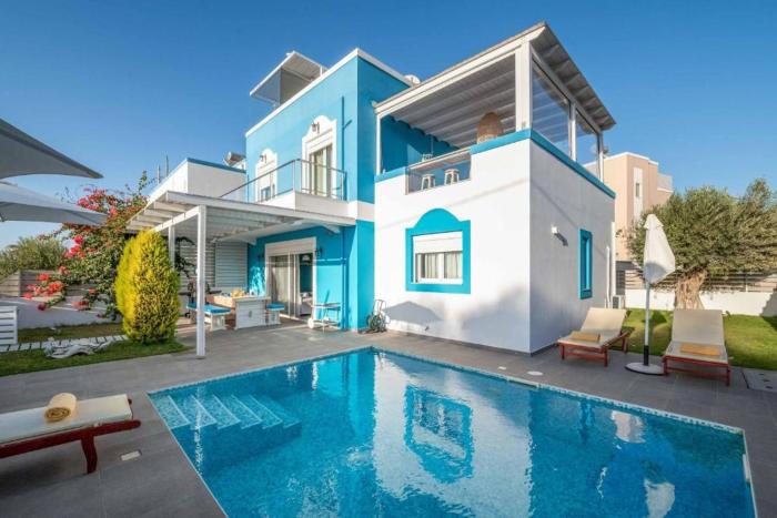 Seabreeze Villa - with Jacuzzi & heated pool