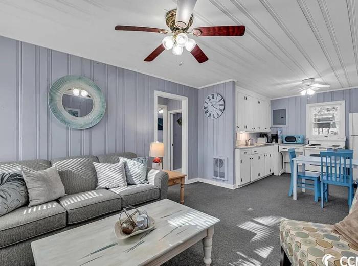 Ocean Breeze, 2nd floor, walk to beach, pet friendly