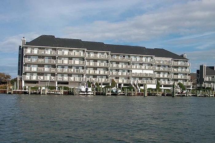 Harbour Island 402M condo