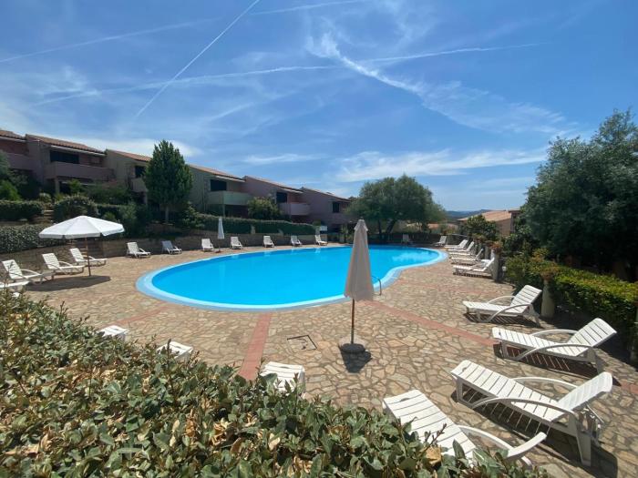 Grandpà apartment in residence with swimming pool