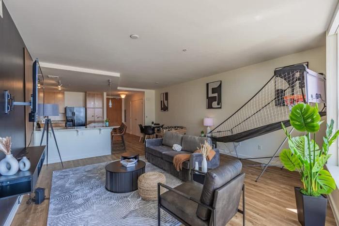 Luxury 1BR DT HighRise, Pool, Gym, Parking, W-D, Golf