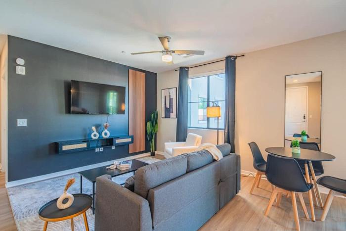 Modern 2BR Uptown Biltmore Gym Pool Parking WD