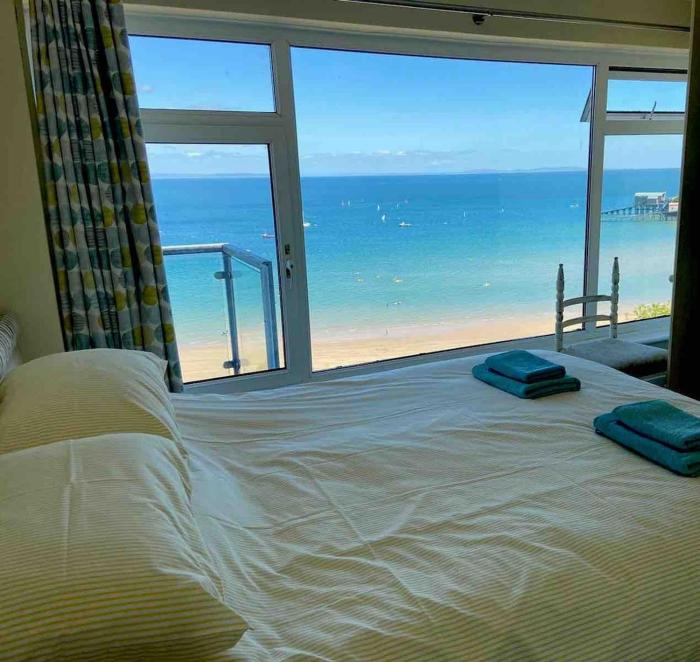 Bright 2BR Apartment with Best Views in Tenby Beach 1 min