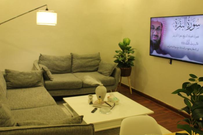 بيت بغرفتين نوم وسطح خاص