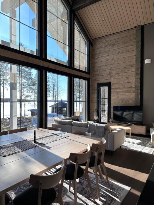 Villa Norvahovi - Lake view, sauna and wood interior