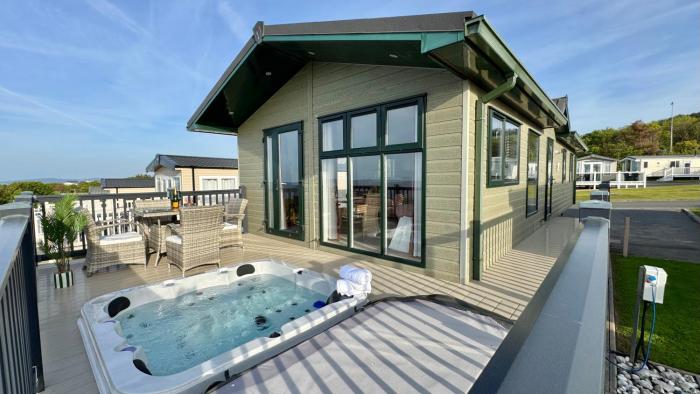 Sea View Lodge with Hot Tub