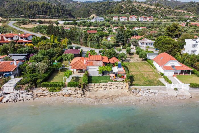 Akrogiali BeachFront House