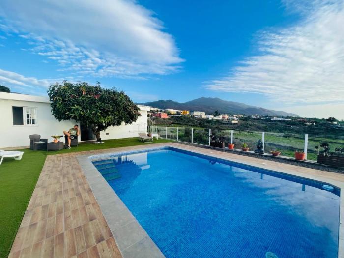 Casa Mango, con piscina y vistas al mar y volcán