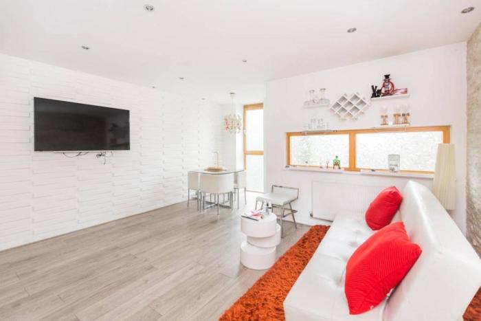 Newly Furnish 2 bedroom Flat