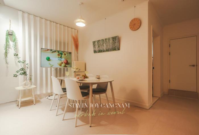 Stay in joy Gangnam #선정릉역 도보4분 #올리모델링 #각방 에어컨 #무료 wifi #8인숙소 #호텔침구 #세탁건조기 #공항버스