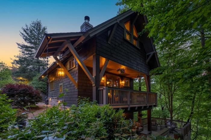 HOT TUB & PET-FRIENDLY Cabin in Cheshire Village