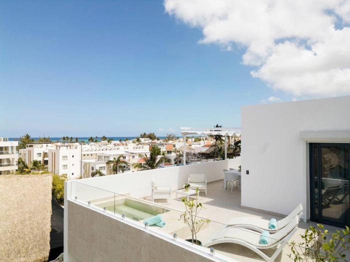 Luxury penthouse with panoramic ocean view