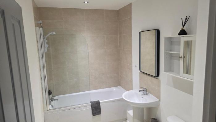 4 Bedroom Home Tameside Greater Manchester Sleeps 8