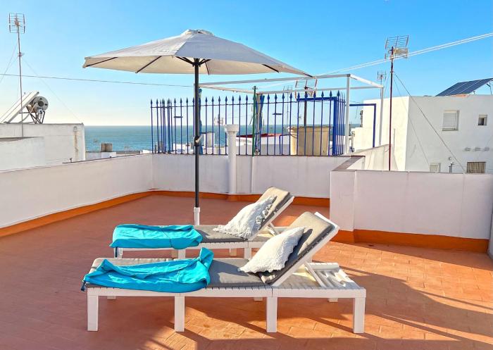 Sardinas apartment with roof terrace and sea view