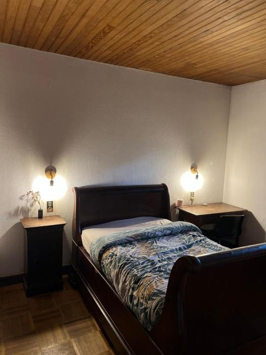 Chambre en bois dans une ancienne bâtisse