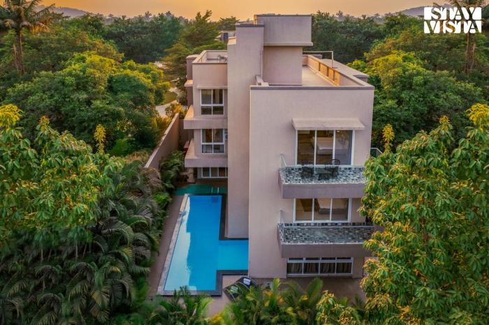 StayVistas Rosso with Outdoor Pool, Theatre-Disc Room & Games Room