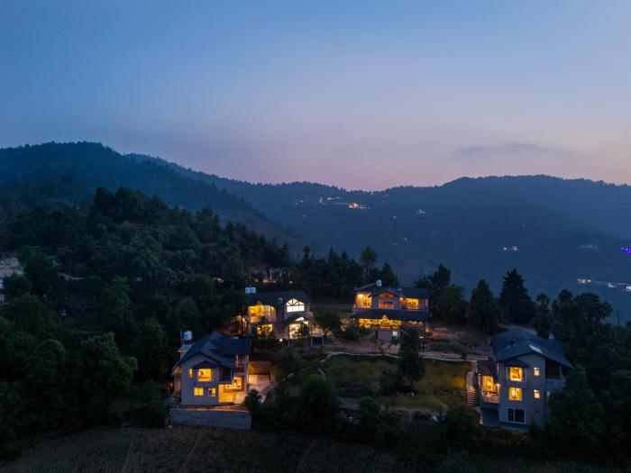 Himvan by Akama Homes