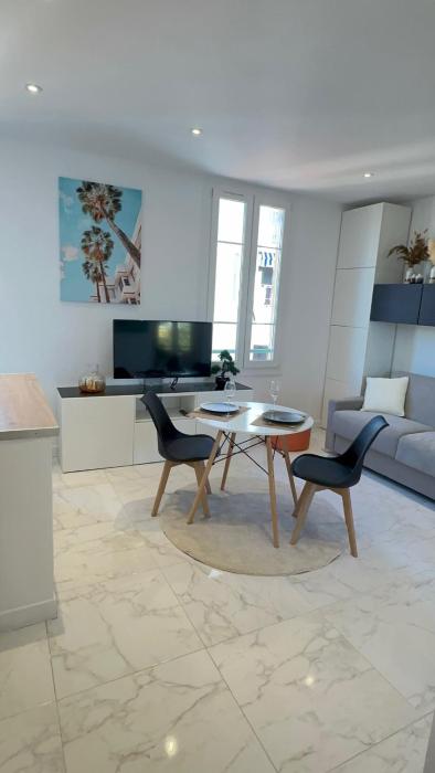 Nouveau ! au centre de Juan, Studio climatisé rénové tout confort à 2 minutes des plages