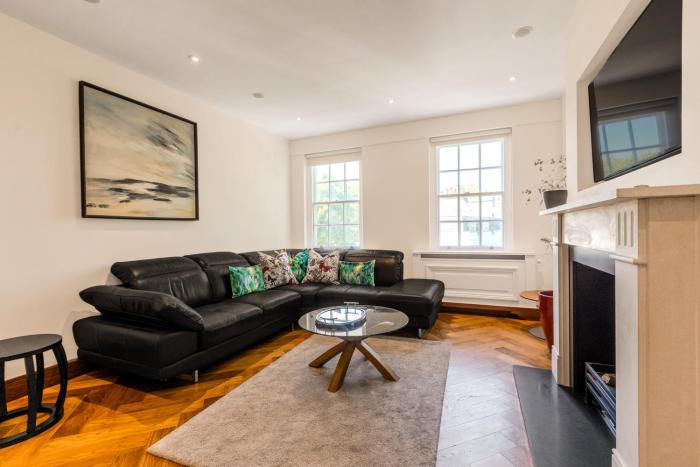 Chic Chelsea 2BR flat with Balcony by Kings Road