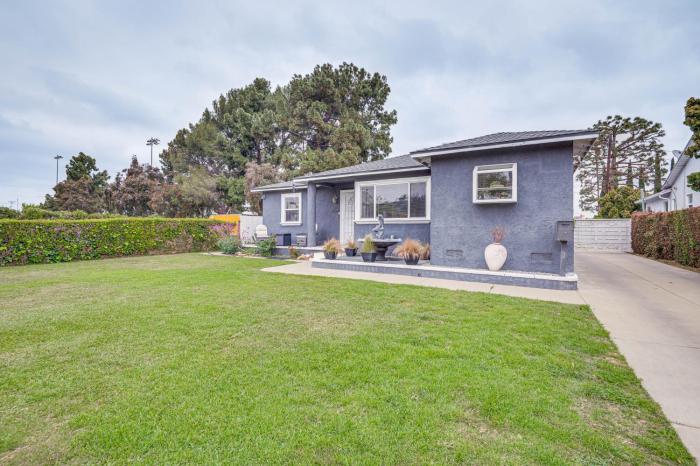 8 Mi to Dtwn Home with Fireplace and Games in LA!