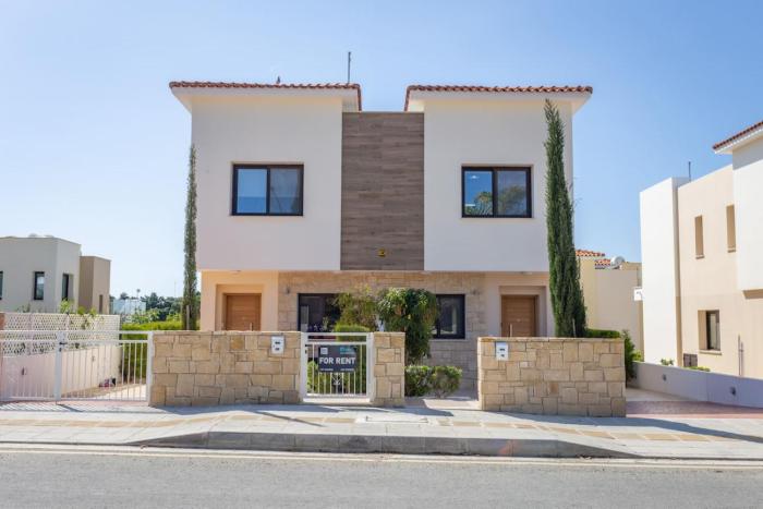 Townhouse Flower - 2BR Coastal Retreat near Coralia Beach