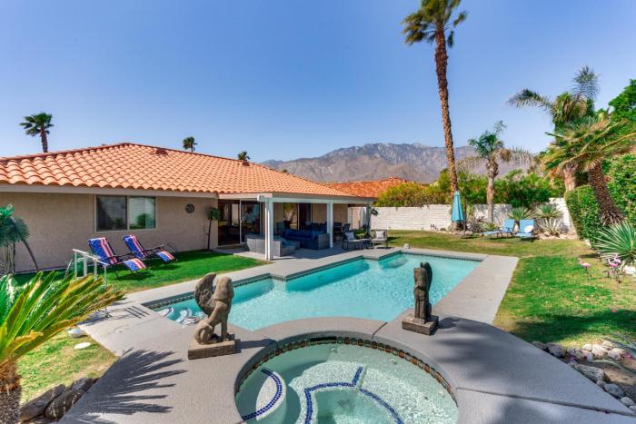 Game Room, Hot Tub and Mtn Views Palm Springs Gem