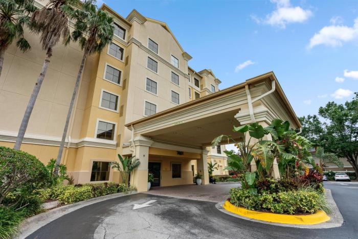 Hotel Room Next to Universal At Stay Sky Suites