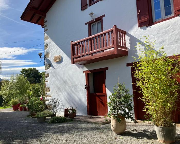 Ancienne maison basque au calme au pied de la Rhune