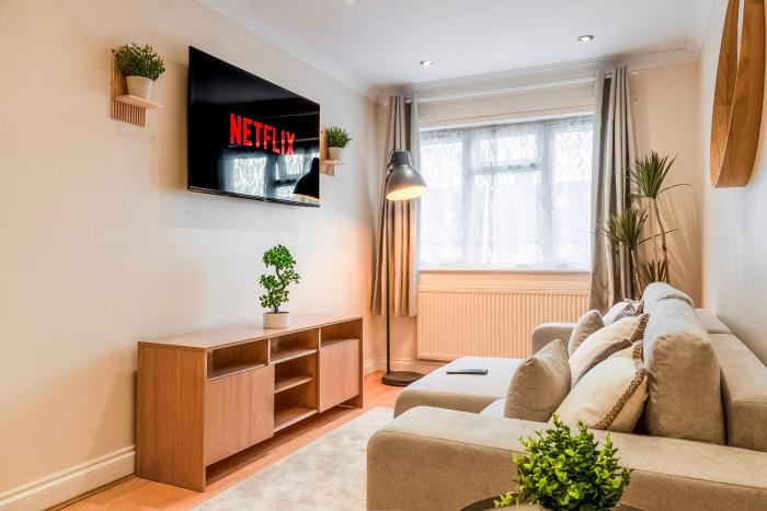 Cosy 2 Bed Flat in Wembley with Driveway