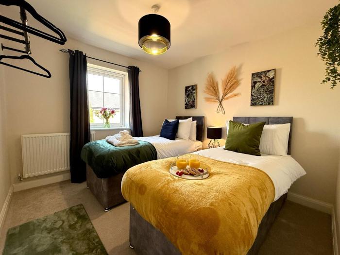 3 bedroom spacious Home in Hampton Water -Peterborough