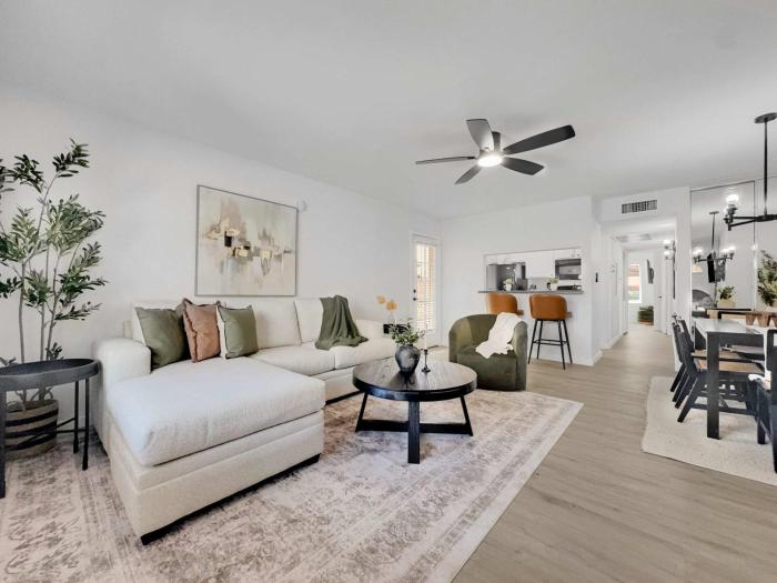 Luxe 2BR Condo Next to Pool Trails & Mountain