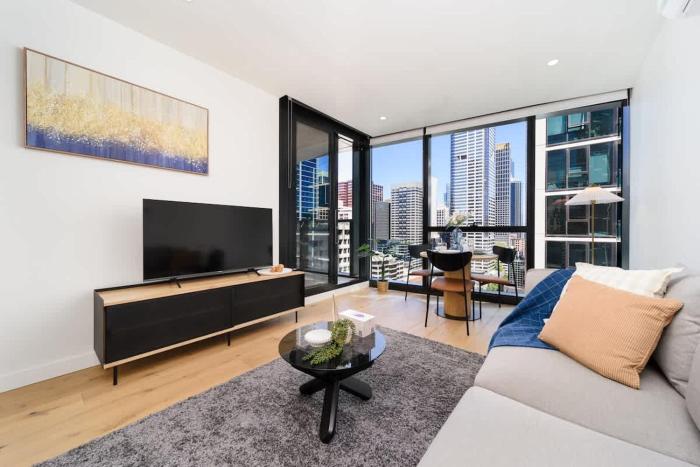 1B1B Sophisticated Apt Southern Cross AP-17 Pool Gym Balcony