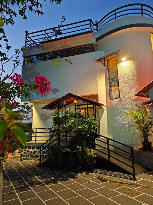 Sunils villa with private pool, Machan and play area in Karjat