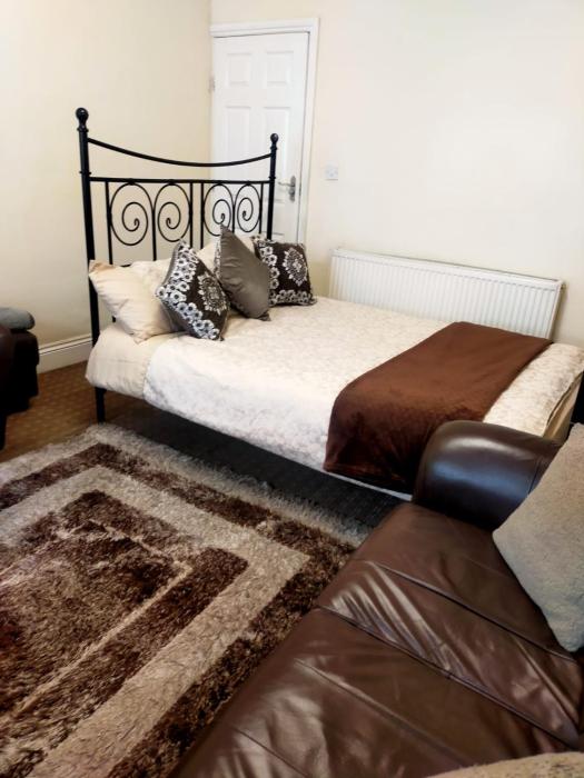 Apartment, Female and Children only