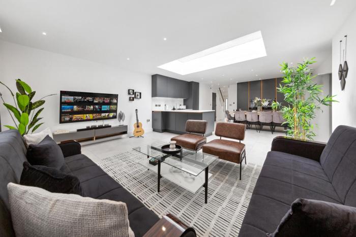 Spacious 5BR for Work Crews Parking & WiFi