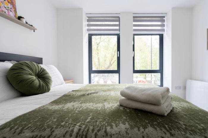 Stylish Modern Apartment by Aldgate East Station 2