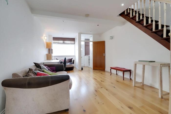 Spacious 2-Bedroom House - 5 Mins from Stratford Station - Sleeps 6 -