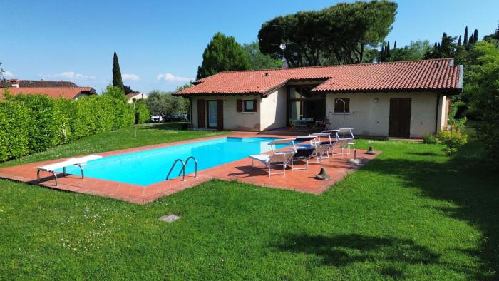 Villa Paradiso 4 rooms 4 baths by Bookinggardalake