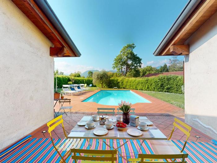 Villa Paradiso by Bookinggardalake