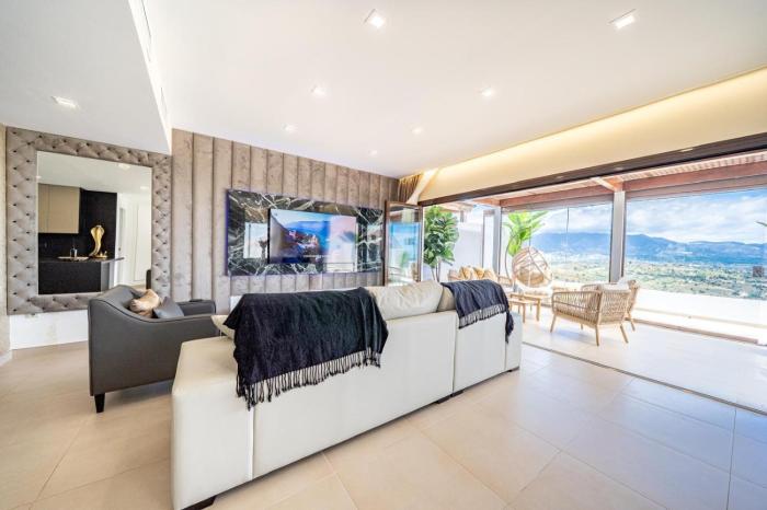 103 - Luxurious 3 Bed Duplex Penthouse With Stunning Mountain Views