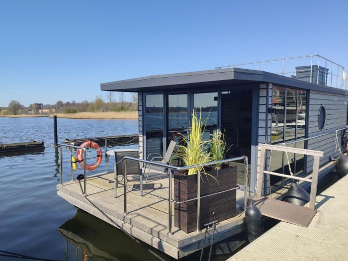Hausboot Fjord Serina mit Biosauna in Schleswig