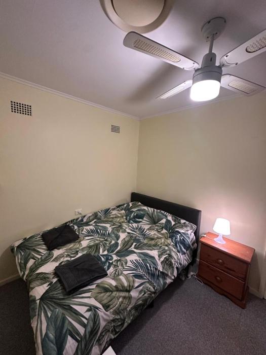 Peaceful Queen Room in Cozy Garden House - KV4