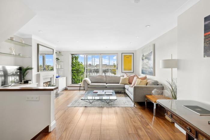 5 Bed 3 bath Private Riverside House with Balcony and Patio over River Thames Flexible renting and Short & Mid-Term Stays