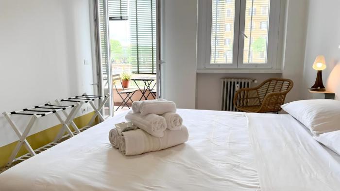 Stylish Apt Balcony, AC,Aqueduct View