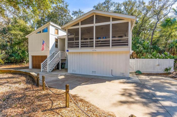 Spacious Family Getaway with Resort Amenities, Guest Cards and Golf Cart Included!