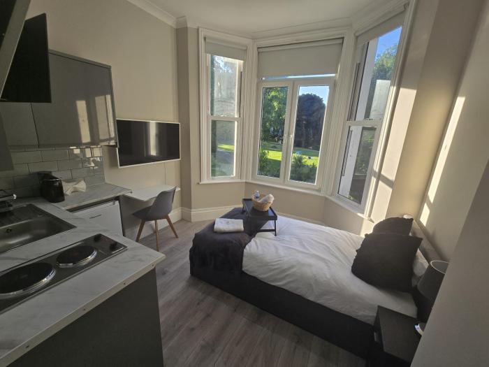 Rare Garden View Studio in Earls Court, 3min walk from station!