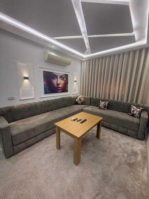 Séjour haut de gamme lit king TV cinéma 65