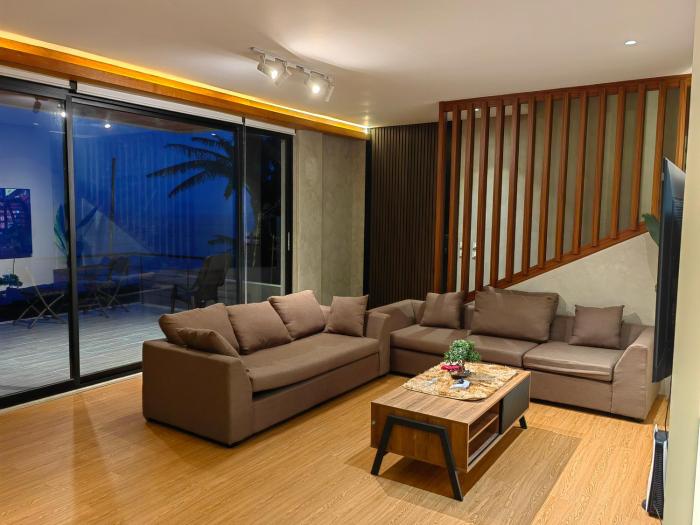 The LakeFront Villa