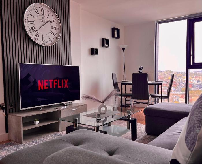 Penthouse Gem, Central, Scenic Views, Stylish, Modern, City Centre 2BR